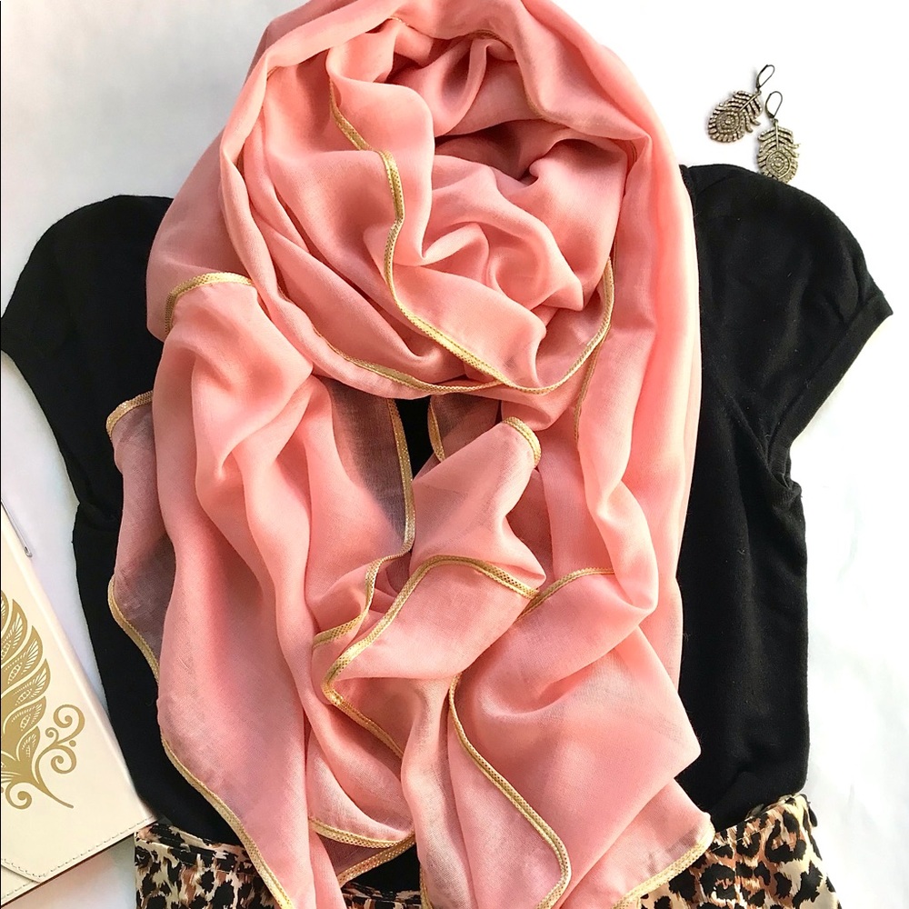Lightweight woman’s scarf, wrap